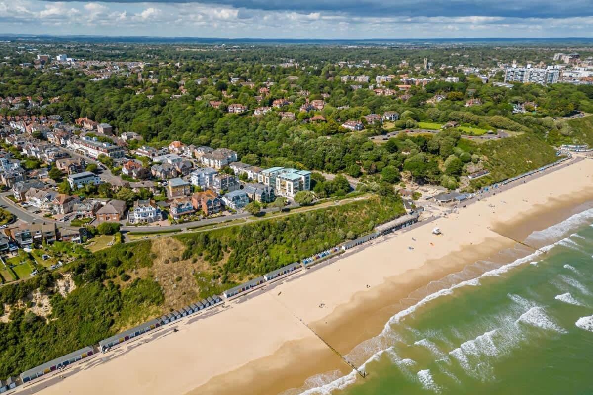 Middle Chine Villa Bournemouth Bagian luar foto